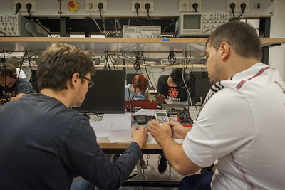 La imagen muestra a unas personas en un laboratorio