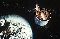 La imagen muestra un satélite artificial. 
