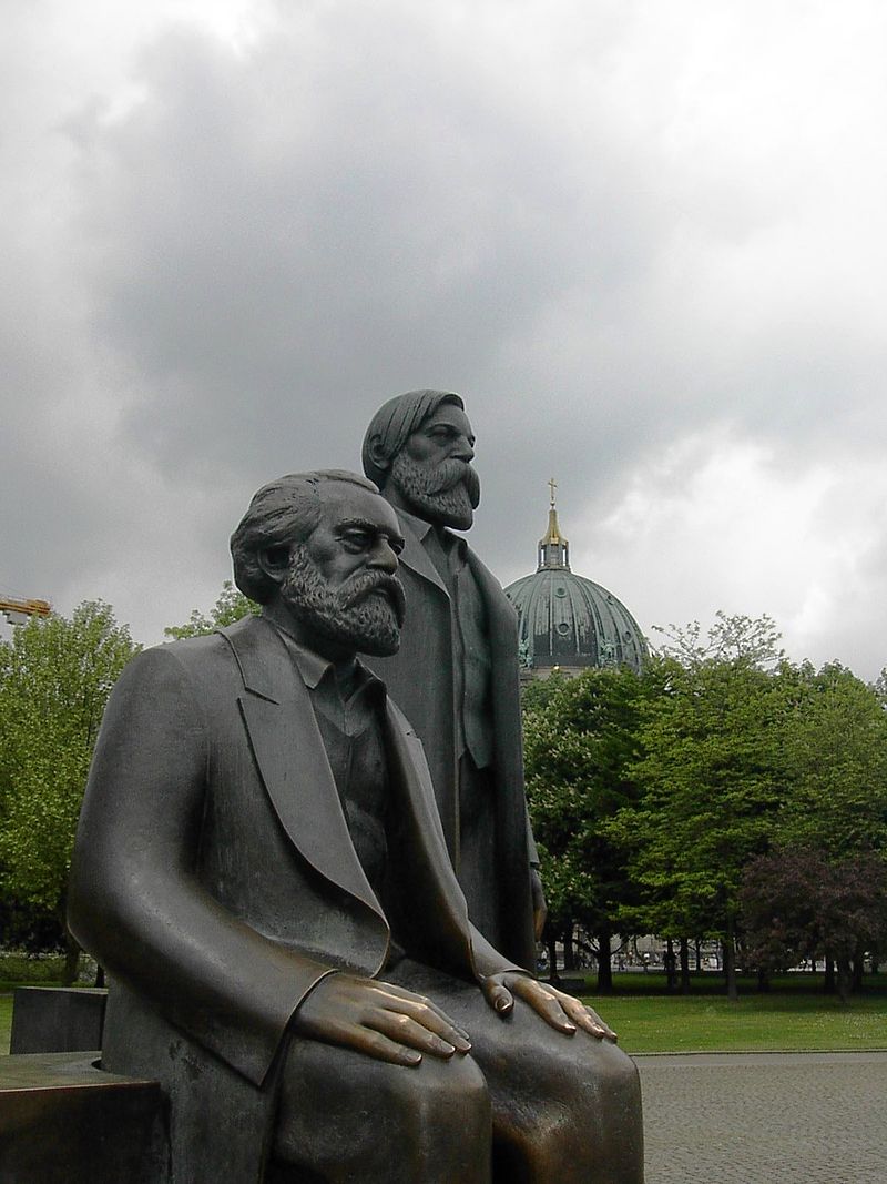 Monumento a Marx y Engels en Berlín.