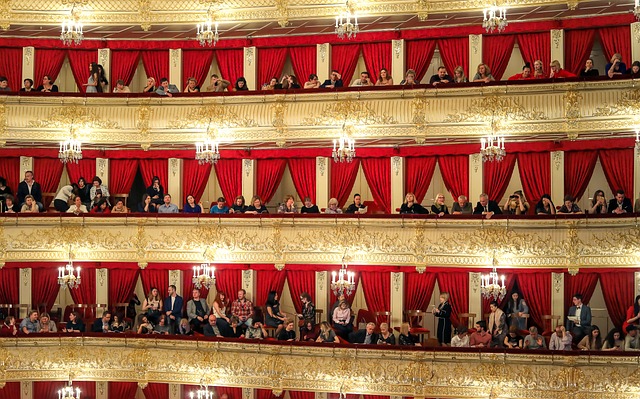 Público en los balcones de un teatro