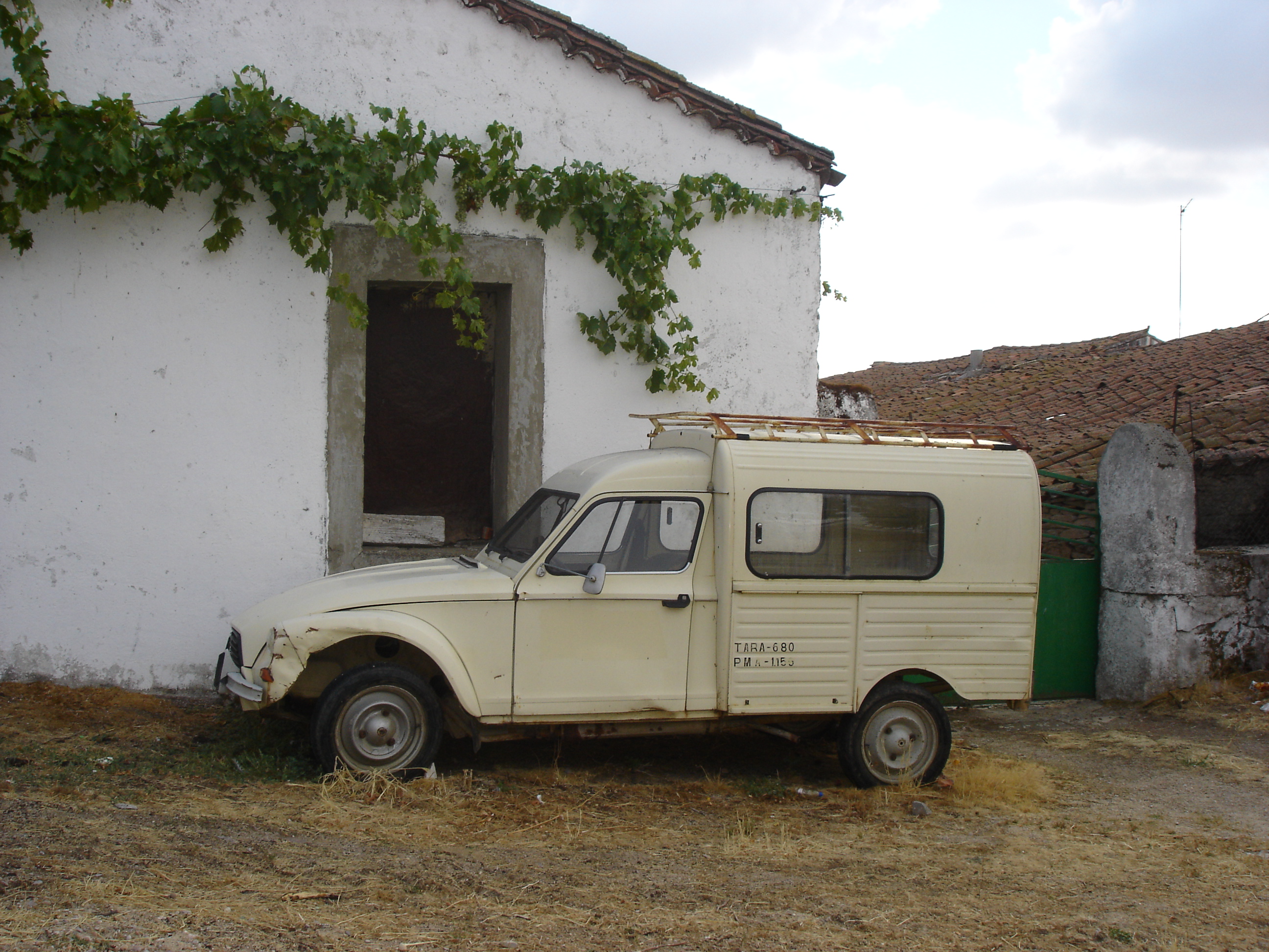 Esta imagen muestra un coche antiguo