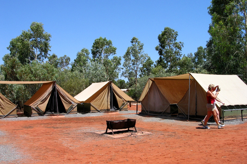 La imagen muestra un campamento