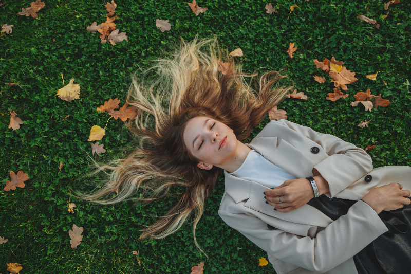 Una chica tumbada sobre un campo