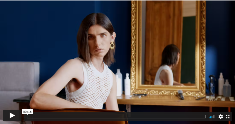 Una mujer trans, frente a un espejo.
