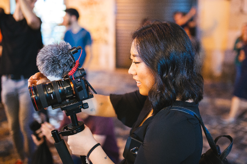 Una mujer periodista con una cámara.