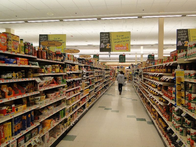 La imagen muestra un pasillo de un supermercado