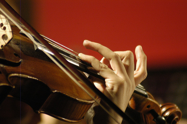 Mano de una violinista de la Orquesta de Cámara de Chile