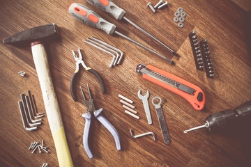 Diferentes tipos de herramientas sobre una mesa