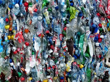Imagen de muchos envases de plástico apilados