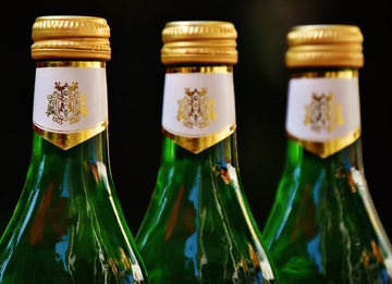 Imagen donde aparecen tres botellas con sus tapones