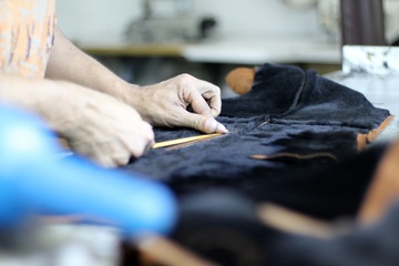 Una persona trabaja en la fabricación de prendas de vestir