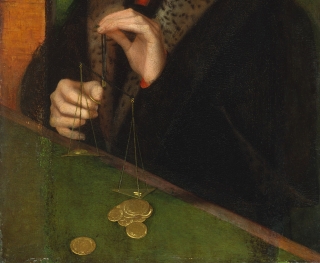 Cambista pesando moneda