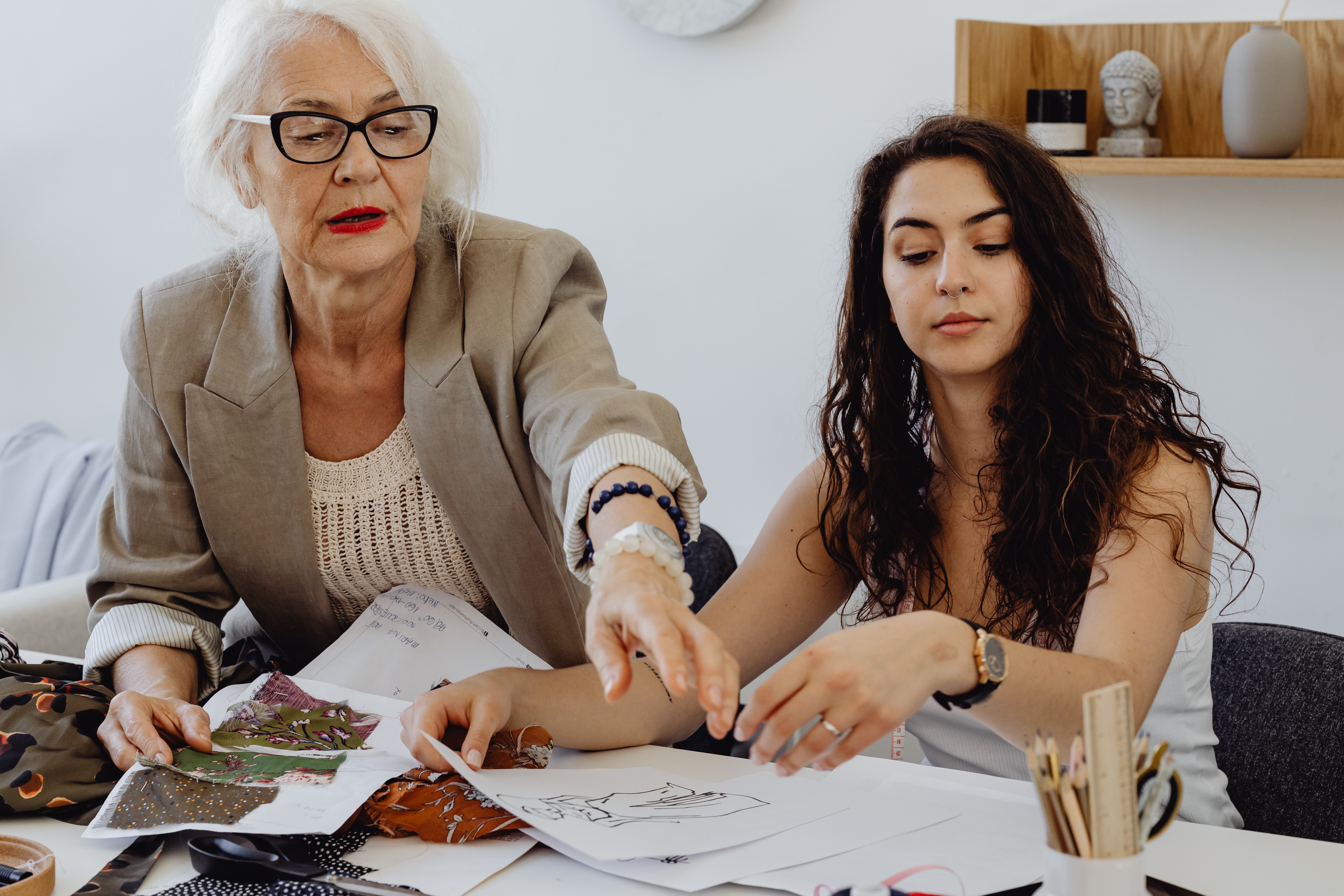 La imagen muestra dos mujeres hablando de los diseños