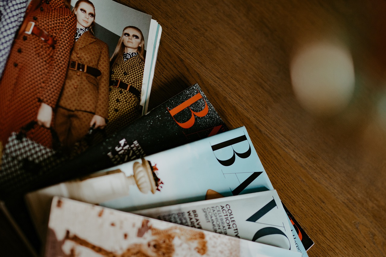 La imagen muestra revistas de moda