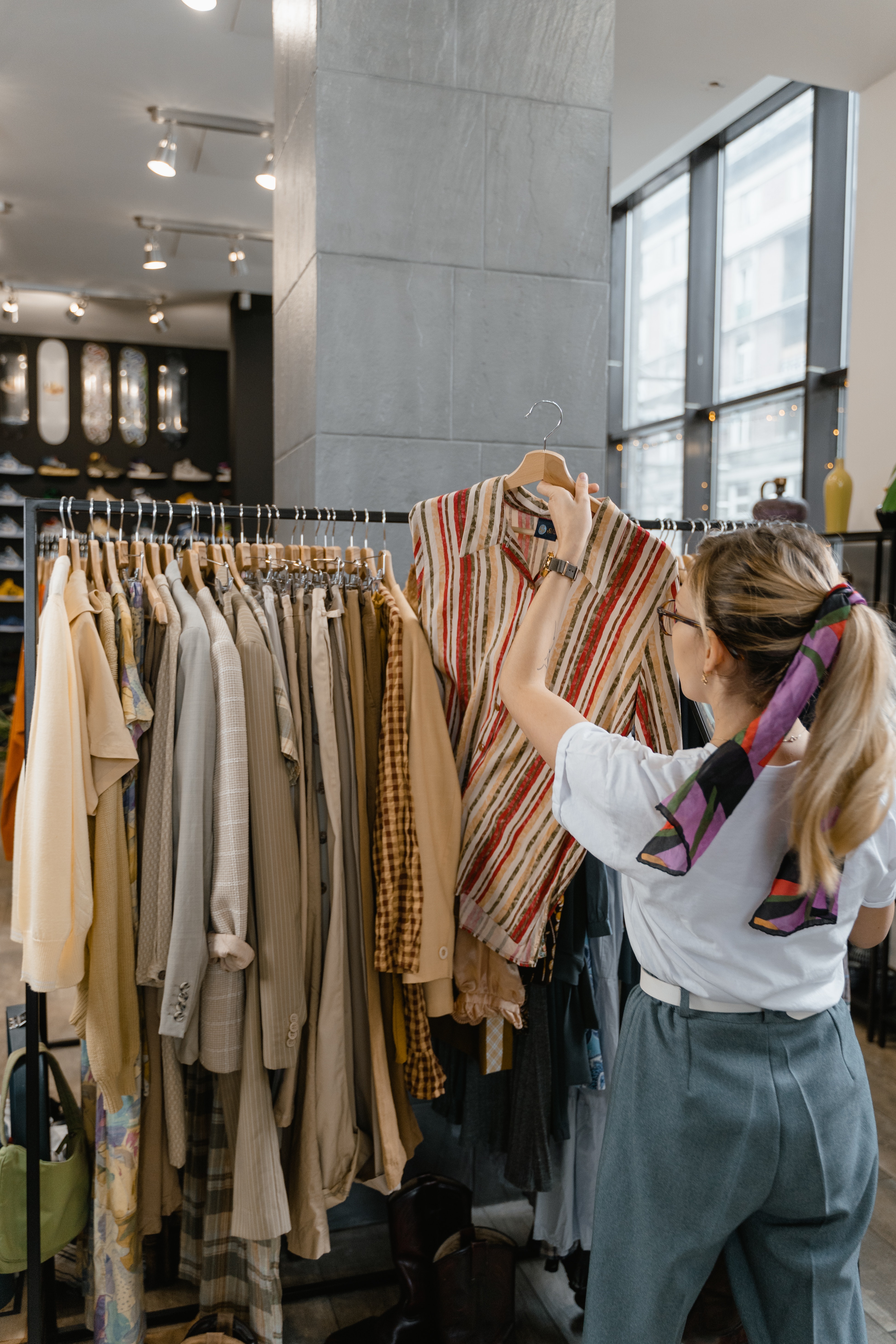 La imagen muestra una chica eligiendo ropa