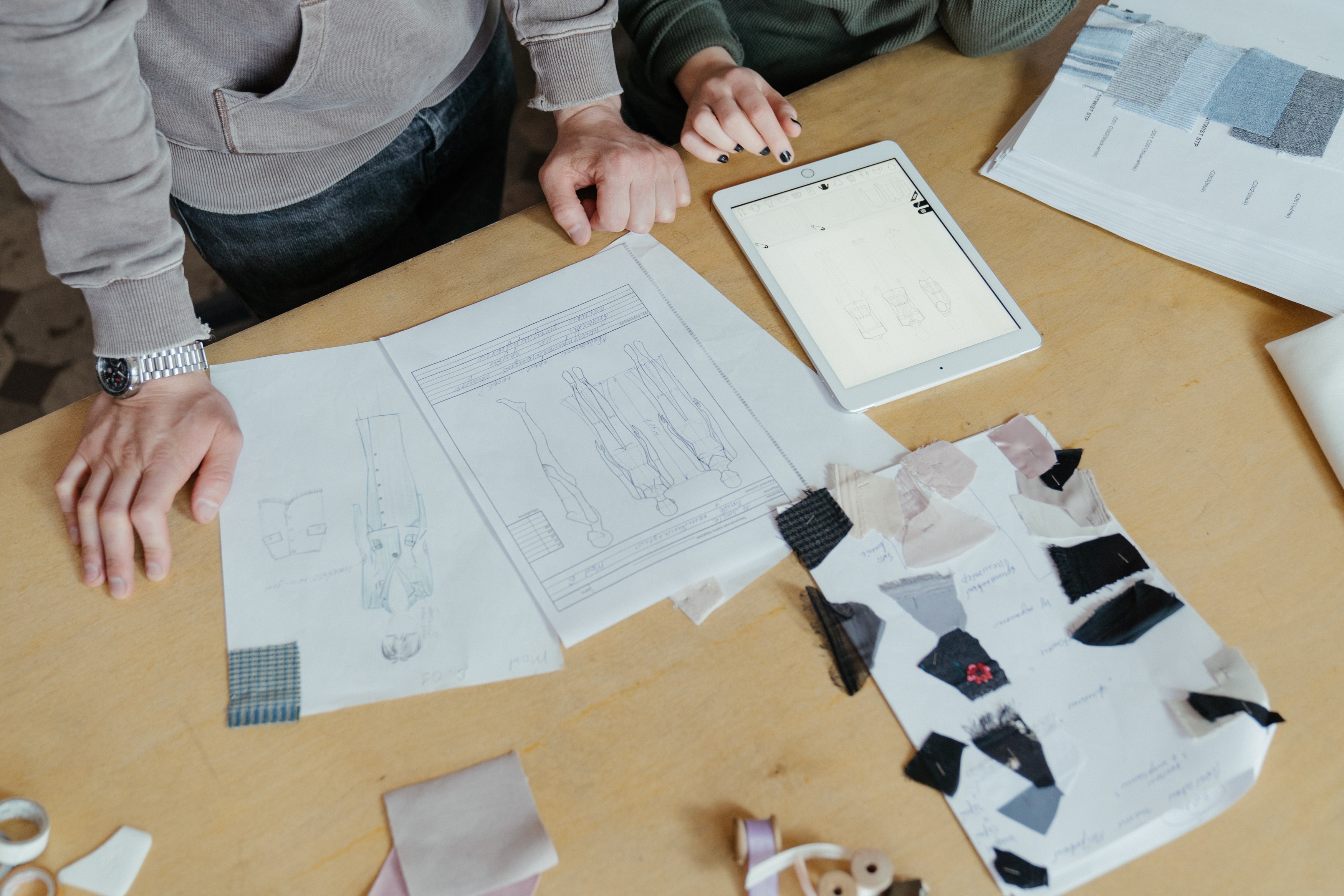 La imagen muestra patrones de diseño de moda