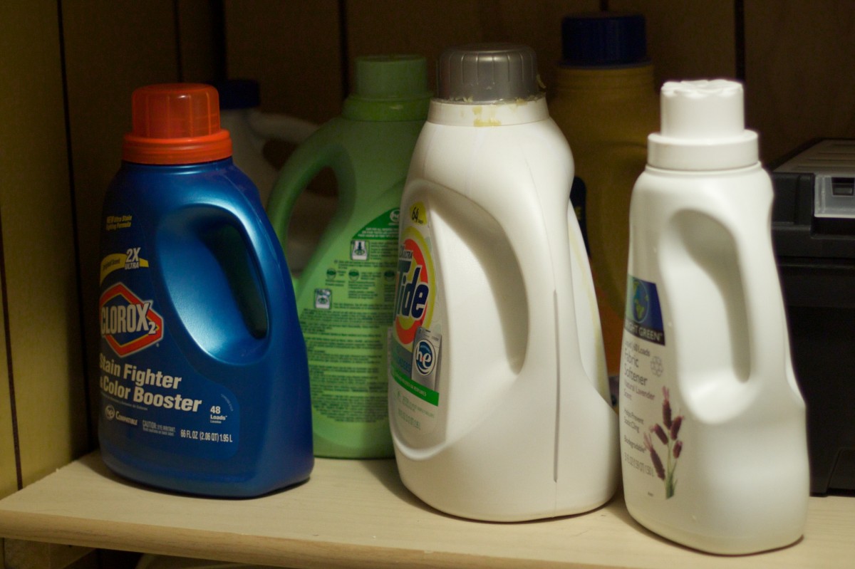 La imagen muestra varias botellas de lejía.