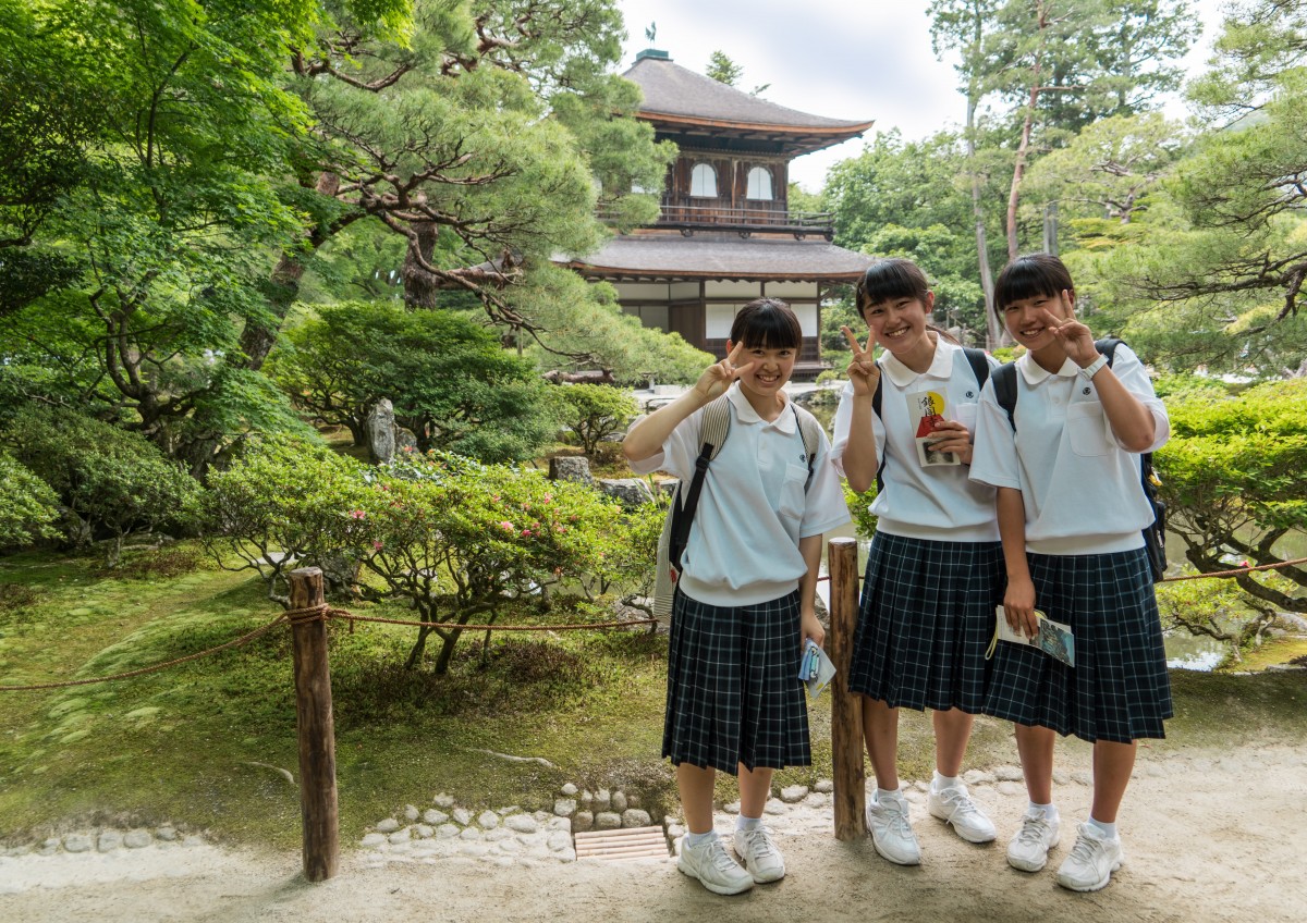 La imagen muestra tres chicas con un uniforme de la escuela.