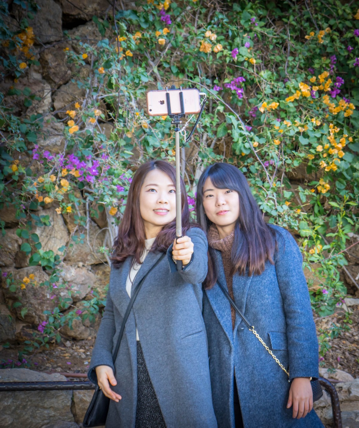 La imagen muestra a dos chicas de origen chino haciéndose un selfie.