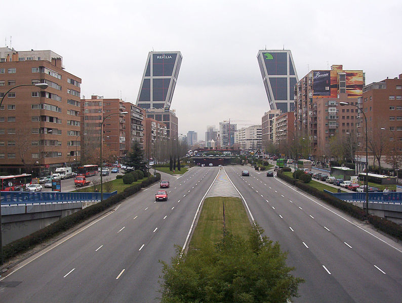 El paseo de la Castellana en Madrid fue concebido originalmente como un gran bulevar que estructurara, en un gran eje norte sur, el crecimiento de la ciudad madrileña.