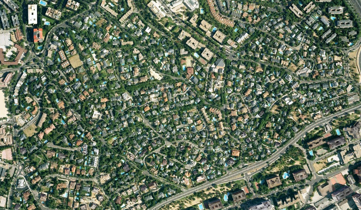 Algunas urbanizaciones de alto nivel presentan un plano desordenado o irregular de forma premeditada, como sucede con esta situada al norte de Madrid. 