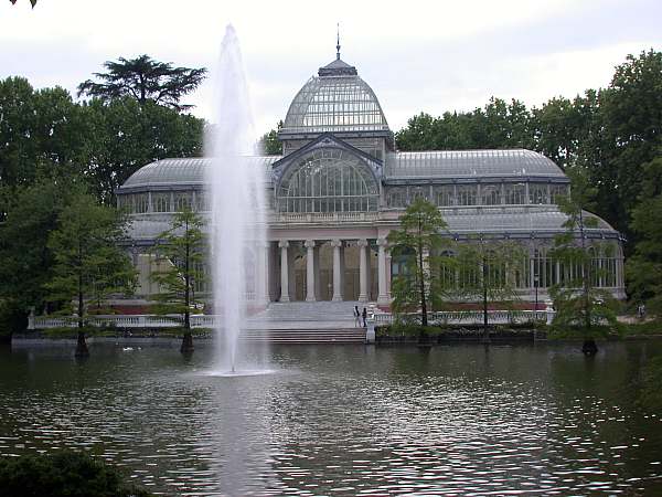 El parque del Retiro en Madrid es el típico jardín decimonónico que surge al amparo del crecimiento urbano de las ciudades en la época de la industrialización.
