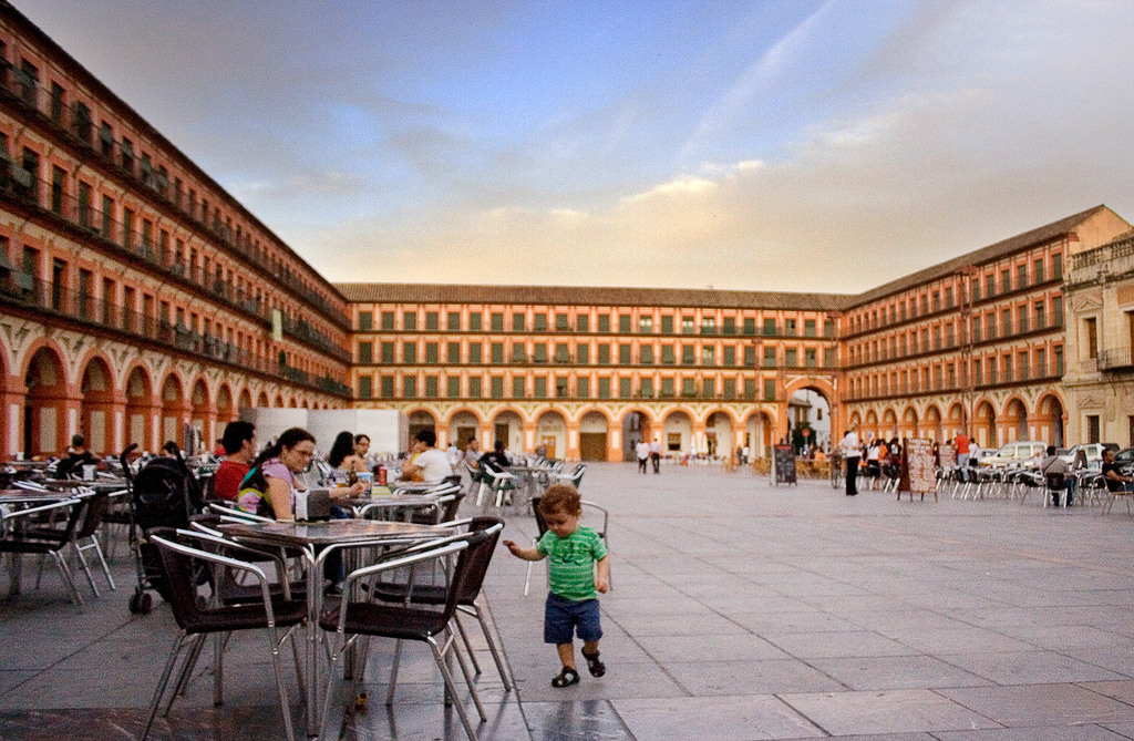 La plaza de la Corredera en Córdoba es un claro ejemplo de lo que era este lugar como centro de la vida urbana en tiempos pasados. 