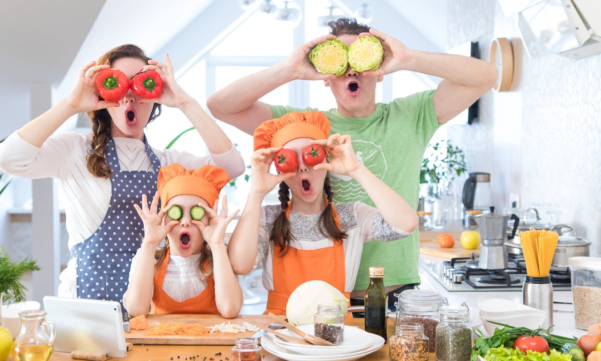 Familia cocinando