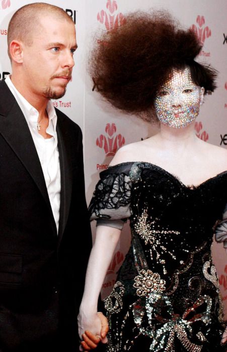 Alexander McQueen y la cantante Björk