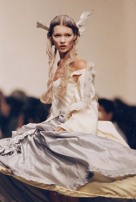 Kate Moss desfilando con un vestido de Galliano