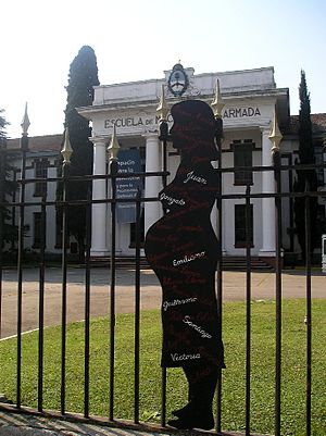 Escultura en la reja de la ESMA en memoria de las madres detenidas-desaparecidas y los niños que allí dieron a luz en cautiverio.