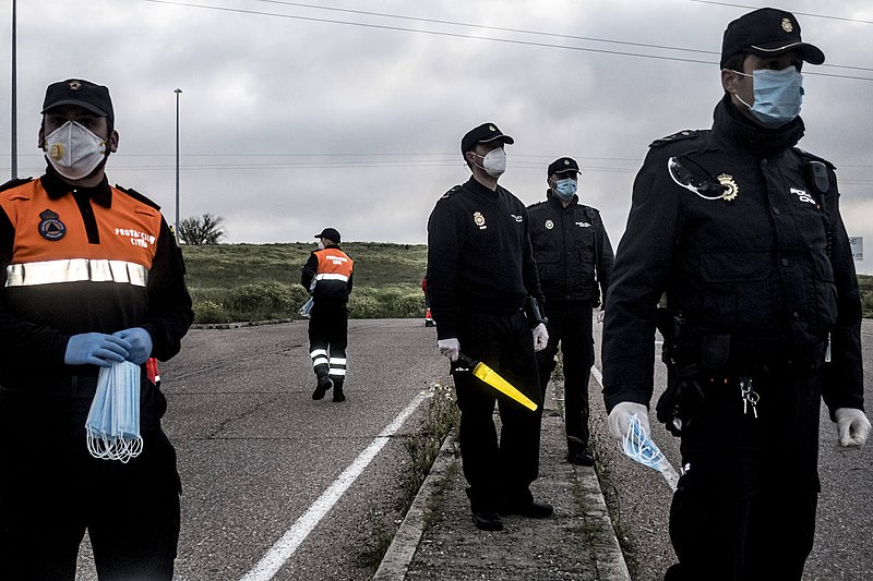 Reparto de mascarillas en Badajoz durante el confinamiento por la COVID-19