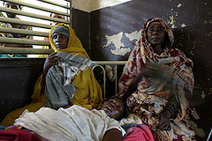 Una mujer embarazada, con su pariente sin respirar, está muriendo de una crisis de malaria en el hospital de Birao, en el noreste de la República Centroafricana. Ella morirá siete horas después.
