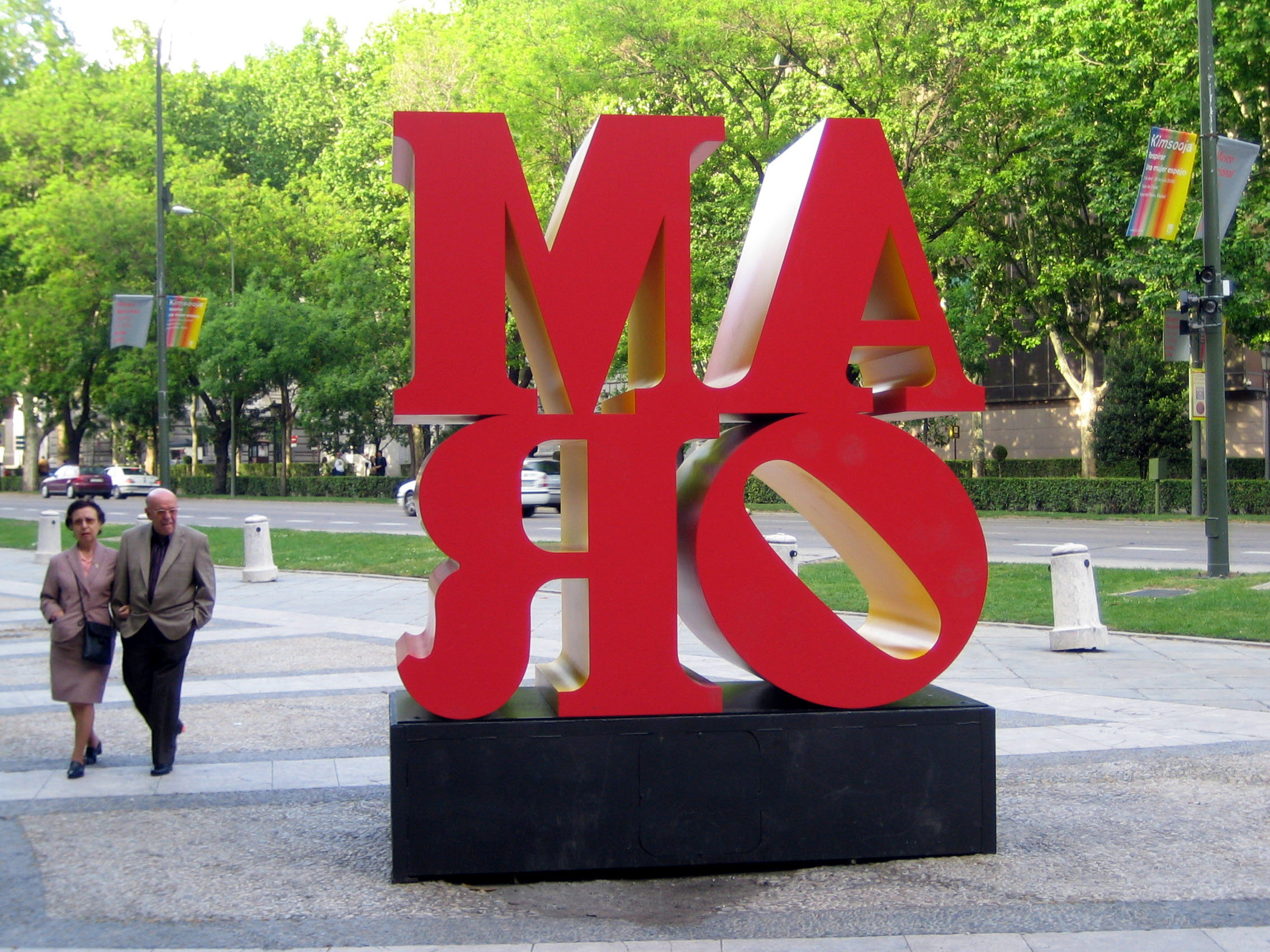 Estatua con la palabra amor