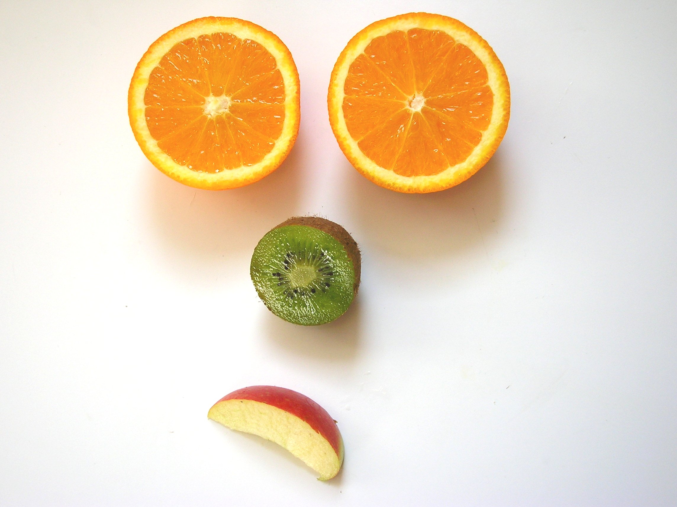 La imagen muestra una frutas formando un rostro.