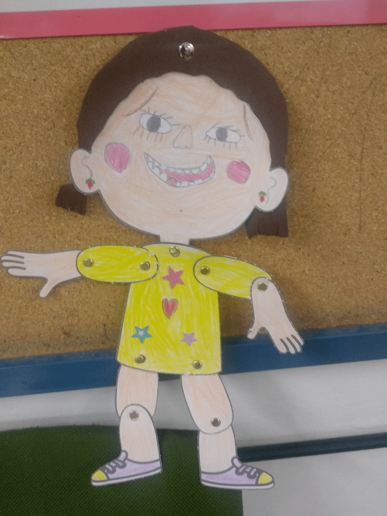 La imagen muestra una marioneta de una niña riéndose.
