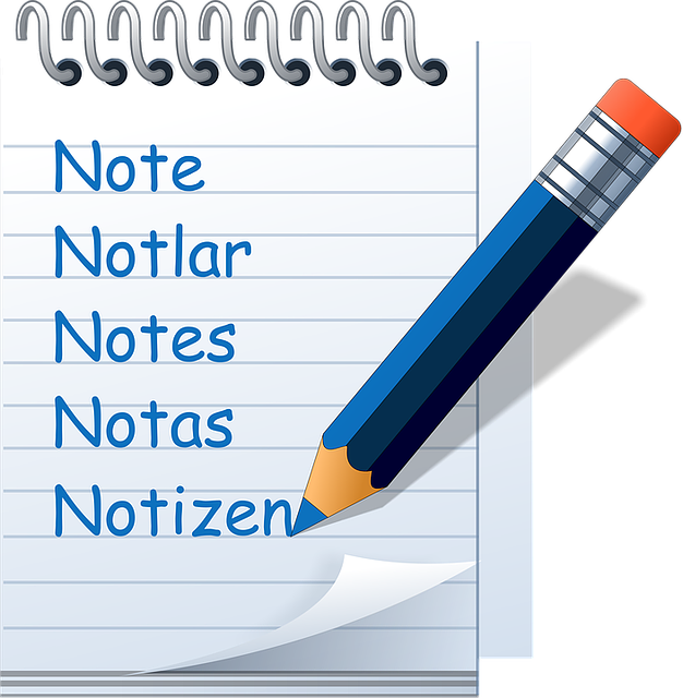 La imagen muestra una libreta pequeña y un lápiz escribiendo notas en distintos idiomas