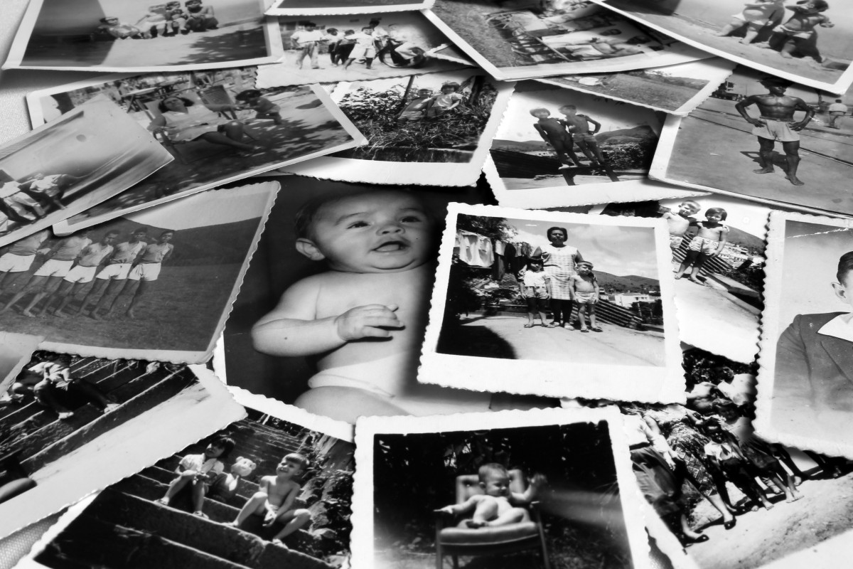Aparece todo el espacio cubierto de fotografías antiguas en blanco y negro