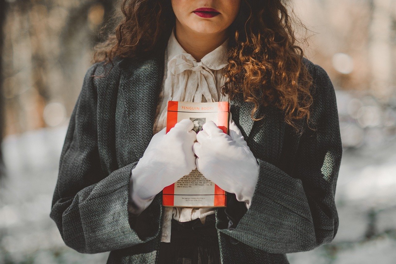 Mujer sujetando un libro