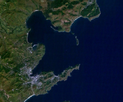 Vista aérea de la entrada del mar en la tierra