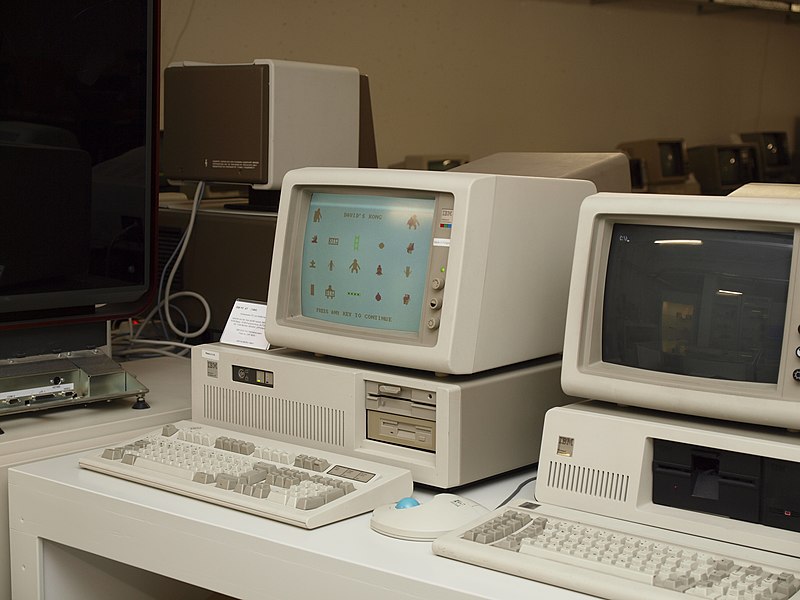 Ordenador antiguo con pantalla, torre y teclado