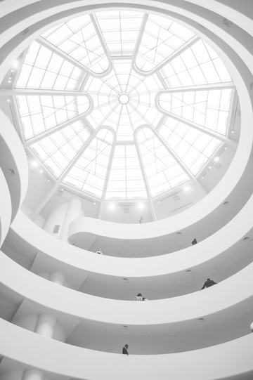Vista desde el interior de una estructura en espiral que termina en una cúpula acristalada