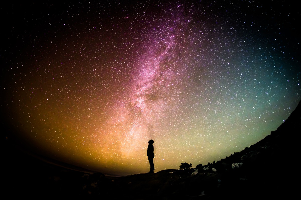 Imagen de la silueta de una persona observando el cielo nocturno