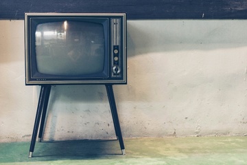 Aparato de televisión antiguo con cuatro patas