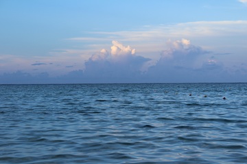 Paisaje de mar sobre el horizonte con nubes