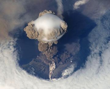 Imagen aérea de las cenizas en suspensión de un volcán en erupción