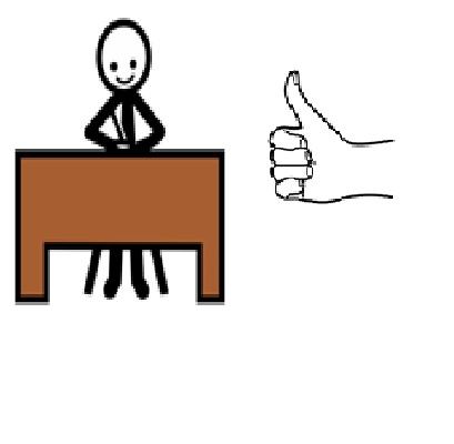 Una persona sentada delante de una mesa trabajando y a su derecha una mano con el pulgar hacia arriba.