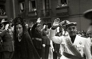 Franco y su esposa, a la entrada en la Basílica de Santa María