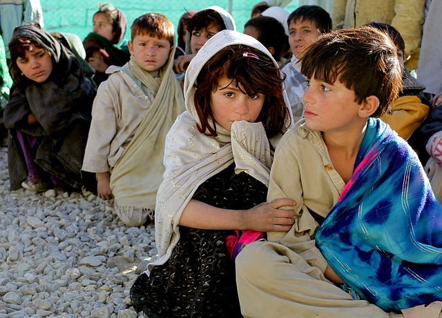 Pobreza infantil de niños afganos refugiados