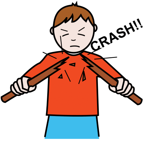 Un niño rompe un palo con sus manos.